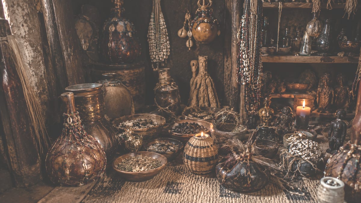 Calebasses, amulettes et talismans de chance disposés dans une réserve